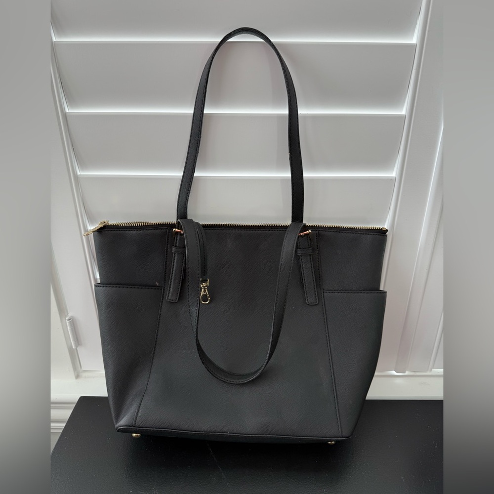 Michael Kors Jet set leather tote
Michael Kors - Picture 12 of 12